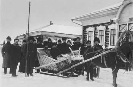 Спецпереселенцы у здания комендатуры